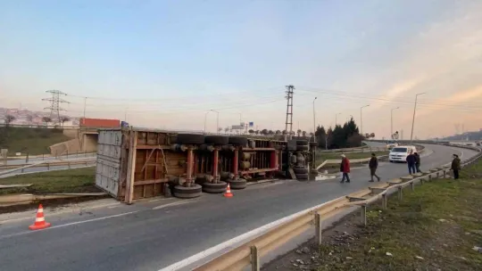 Hammadde yüklü tır yol ayrımında devrildi