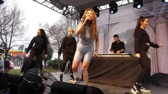 Hande Yener, sevenlerini mini konserle coşturdu