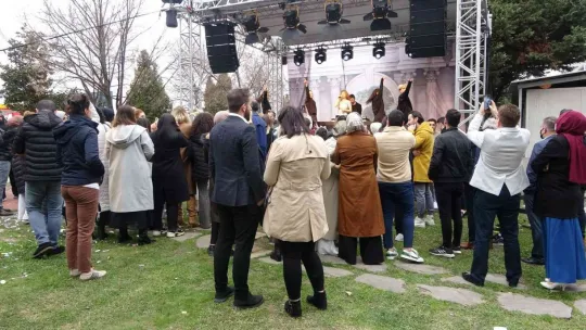 Hande Yener, sevenlerini mini konserle coşturdu