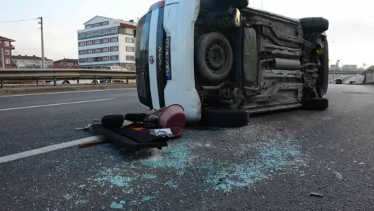 Hangi yöne gideceğine bakarken aracıyla takla attı