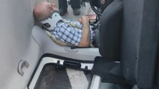 Hangi yöne gideceğine bakarken aracıyla takla attı