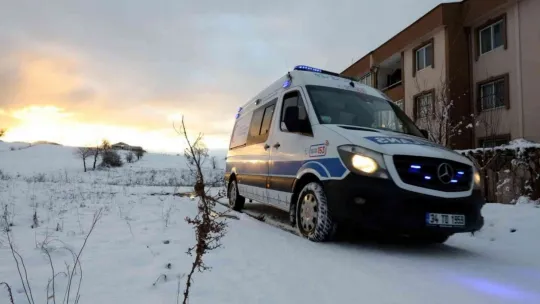 Hasta nakil ambulansları kar kış dinlemiyor