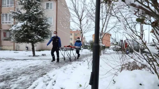 Hasta nakil ambulansları kar kış dinlemiyor
