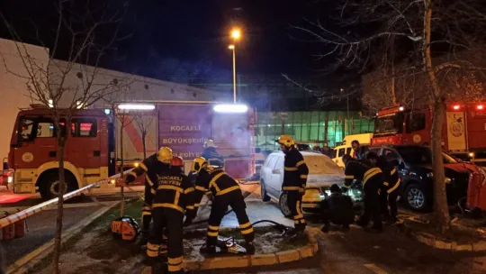 Hastane otoparkında çıkan otomobil yangını korkuttu