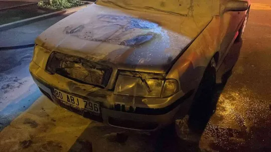 Hastane otoparkında çıkan otomobil yangını korkuttu