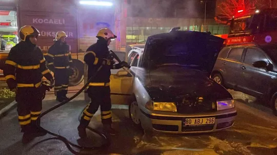 Hastane otoparkında çıkan otomobil yangını korkuttu