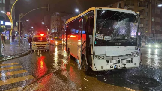 Market kamyonu, servis aracına çarptı