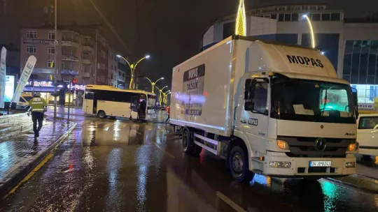 Market kamyonu, servis aracına çarptı