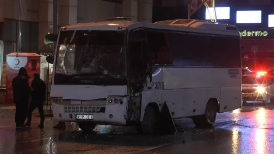 Market kamyonu, servis aracına çarptı