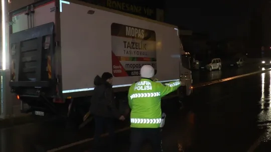Market kamyonu, servis aracına çarptı