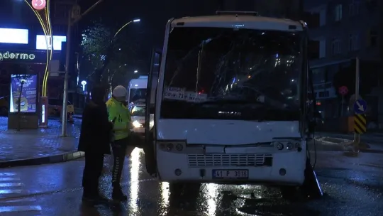 Market kamyonu, servis aracına çarptı
