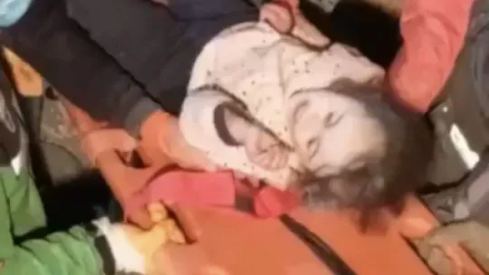 Hatay'da 141. saatte anne ve 5 yaşındaki kızı enkazdan çıkartıldı