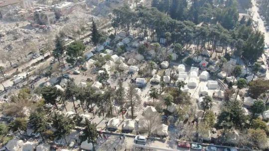 Hatay'daki depremzedeler kurulan çadır kentlerde yaşamını tutunuyor