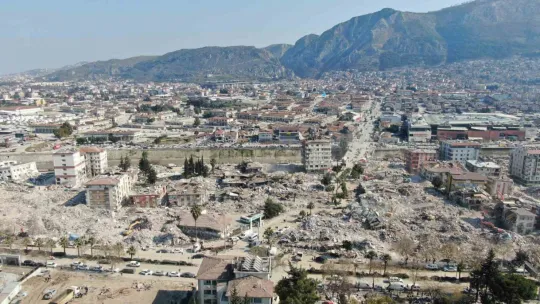 Hatay'daki depremzedeler kurulan çadır kentlerde yaşamını tutunuyor