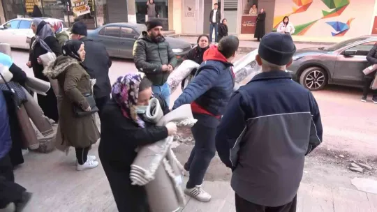 Rezillik! Uçuşan halıları kapmak için birbirlerini ezdiler