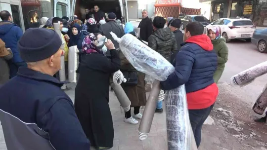 Rezillik! Uçuşan halıları kapmak için birbirlerini ezdiler