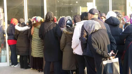 Rezillik! Uçuşan halıları kapmak için birbirlerini ezdiler