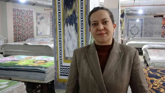Rezillik! Uçuşan halıları kapmak için birbirlerini ezdiler