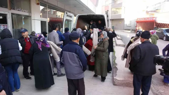 Rezillik! Uçuşan halıları kapmak için birbirlerini ezdiler