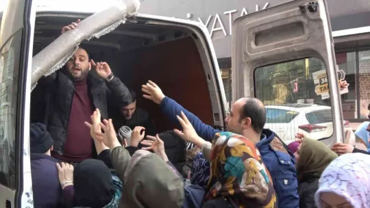 Rezillik! Uçuşan halıları kapmak için birbirlerini ezdiler