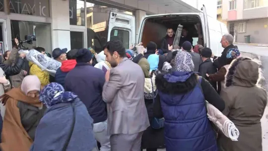 Rezillik! Uçuşan halıları kapmak için birbirlerini ezdiler