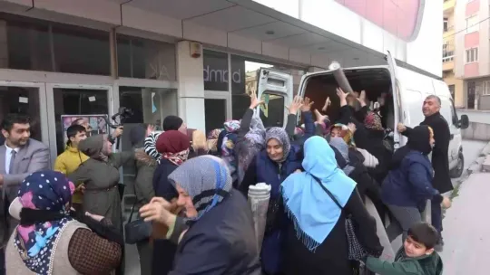 Rezillik! Uçuşan halıları kapmak için birbirlerini ezdiler