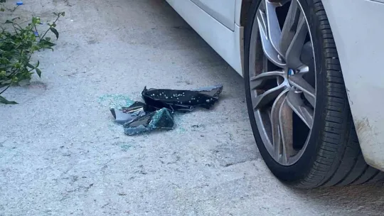Hayalet ekran hırsızlığı: Otomobilin camını kırıp çaldılar