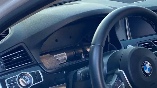 Hayalet ekran hırsızlığı: Otomobilin camını kırıp çaldılar