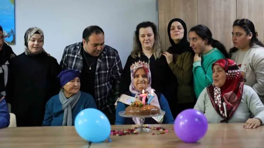 Hayatındaki ilk doğum gününü 77 yaşında kutladı