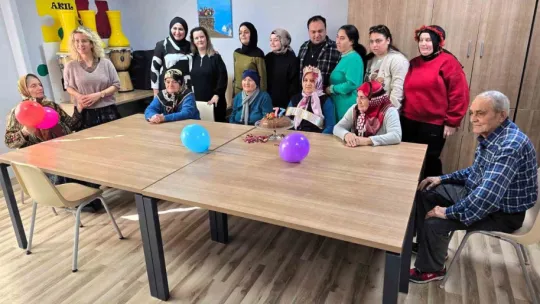 Hayatındaki ilk doğum gününü 77 yaşında kutladı