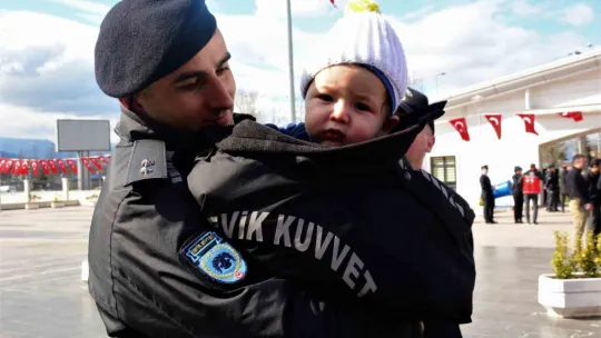 Polis babasının şapkasını bir an olsun başından çıkarmadı