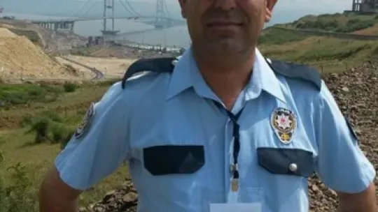 Polis babasının şapkasını bir an olsun başından çıkarmadı