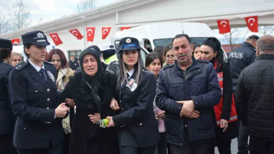 Polis babasının şapkasını bir an olsun başından çıkarmadı