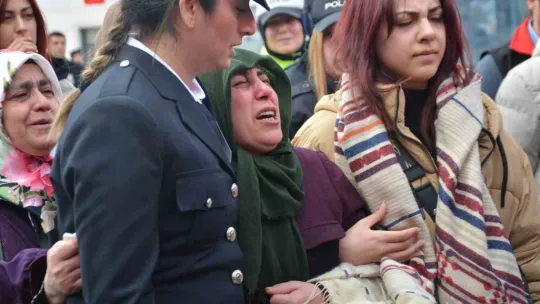 Polis babasının şapkasını bir an olsun başından çıkarmadı