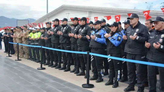 Polis babasının şapkasını bir an olsun başından çıkarmadı