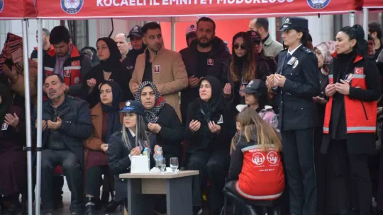 Polis babasının şapkasını bir an olsun başından çıkarmadı