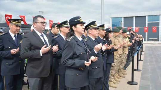 Polis babasının şapkasını bir an olsun başından çıkarmadı