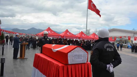 Polis babasının şapkasını bir an olsun başından çıkarmadı