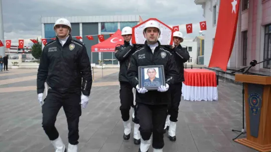 Polis babasının şapkasını bir an olsun başından çıkarmadı