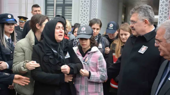 Polis babasının şapkasını bir an olsun başından çıkarmadı