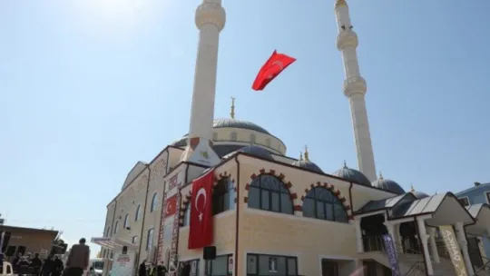 Hayırsever işadamları yardım etti, Darıca'nın en büyük camisi açıldı!