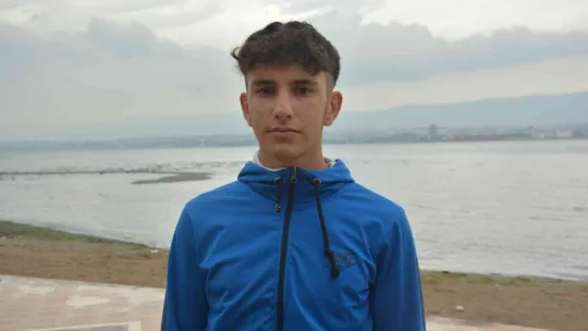Hayvan gübresinin atıldığı sahil, şimdi de simsiyah oldu
