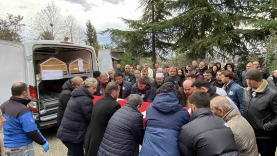 Helikopter kazasında hayatını kaybeden pilot için evinin önünde helallik alındı