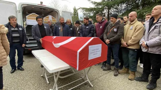Helikopter kazasında hayatını kaybeden pilot için evinin önünde helallik alındı