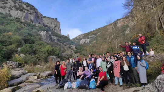 Hem doğada yürüdüler hem de 35 kilo atık topladılar