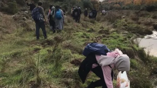 Hem doğada yürüdüler hem de 35 kilo atık topladılar