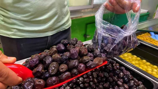 Hem eli hem gözü terazi gibi çalışıyor