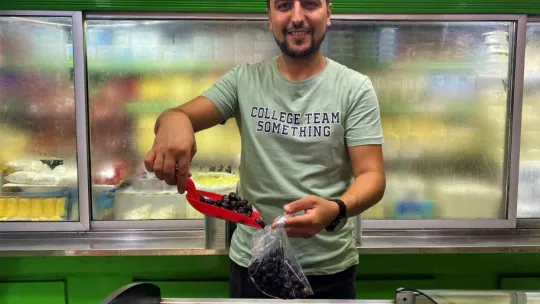 Hem eli hem gözü terazi gibi çalışıyor