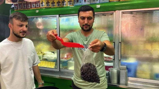 Hem eli hem gözü terazi gibi çalışıyor
