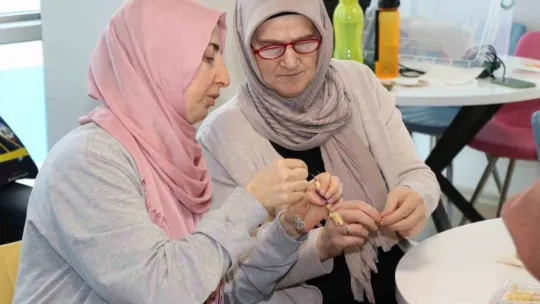 Hem nakış öğreniyor hem de streslerini atıyorlar